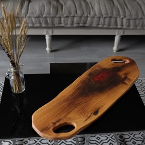 Planche de présentation en Noyer et époxy rouge